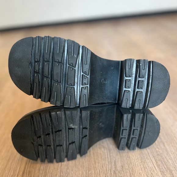 Motorcycle boot with removable gold chain. Size US 6. - Picture 5 of 5